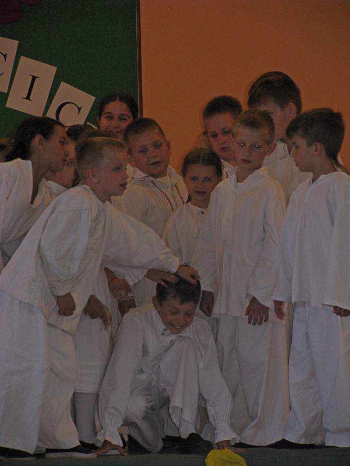Dječja folklorna sekcija na koncertu "Micica, mujcica, mujcek" (2011.)